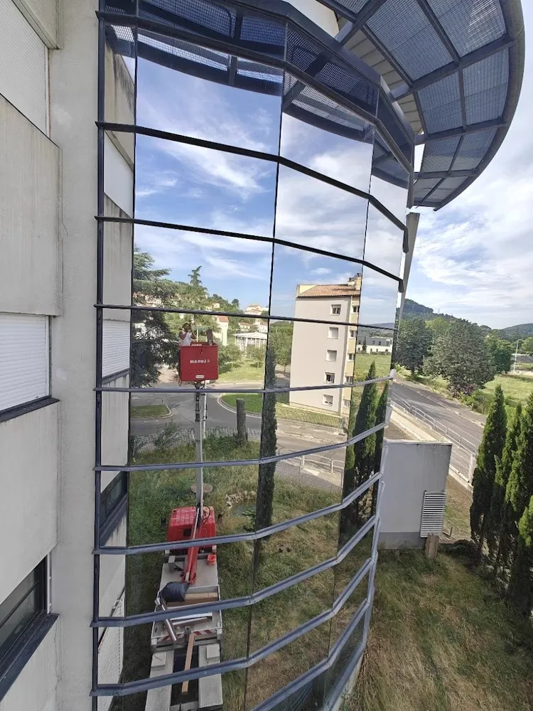 Film anti-chaleur en nacelle sur une cage d'escalier — Alès (30), photo 2