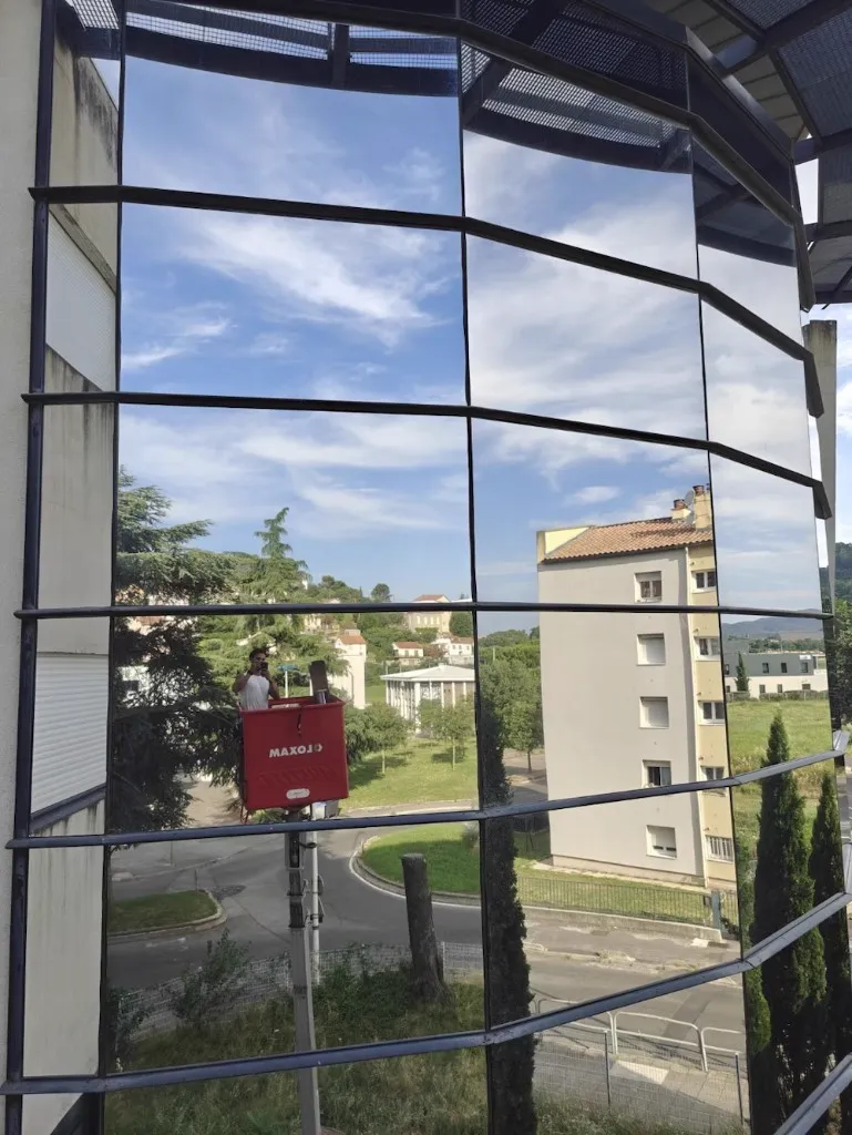 Film anti-chaleur en nacelle sur une cage d'escalier — Alès (30), photo 4