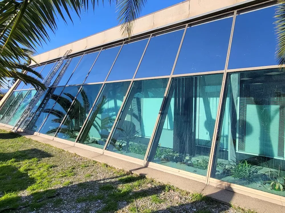 Remplacement de film solaire sur mur rideau incliné — Cannes (06), photo 3