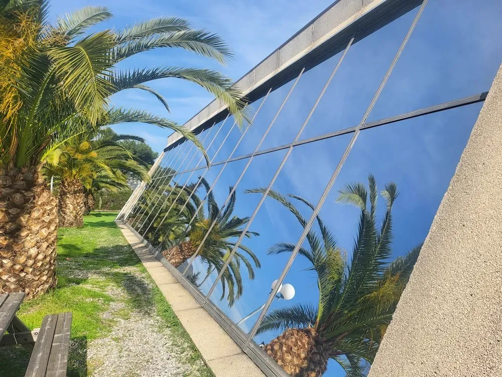 Remplacement de film solaire sur mur rideau incliné — Cannes (06), photo 6