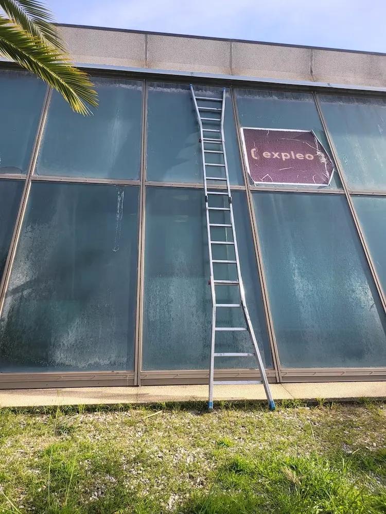 Remplacement de film solaire sur mur rideau incliné — Cannes (06), photo 2
