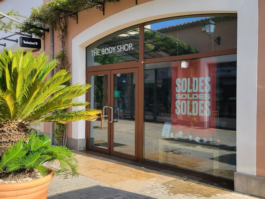 Film anti-UV posé sur la vitrine d'une boutique à Miramas