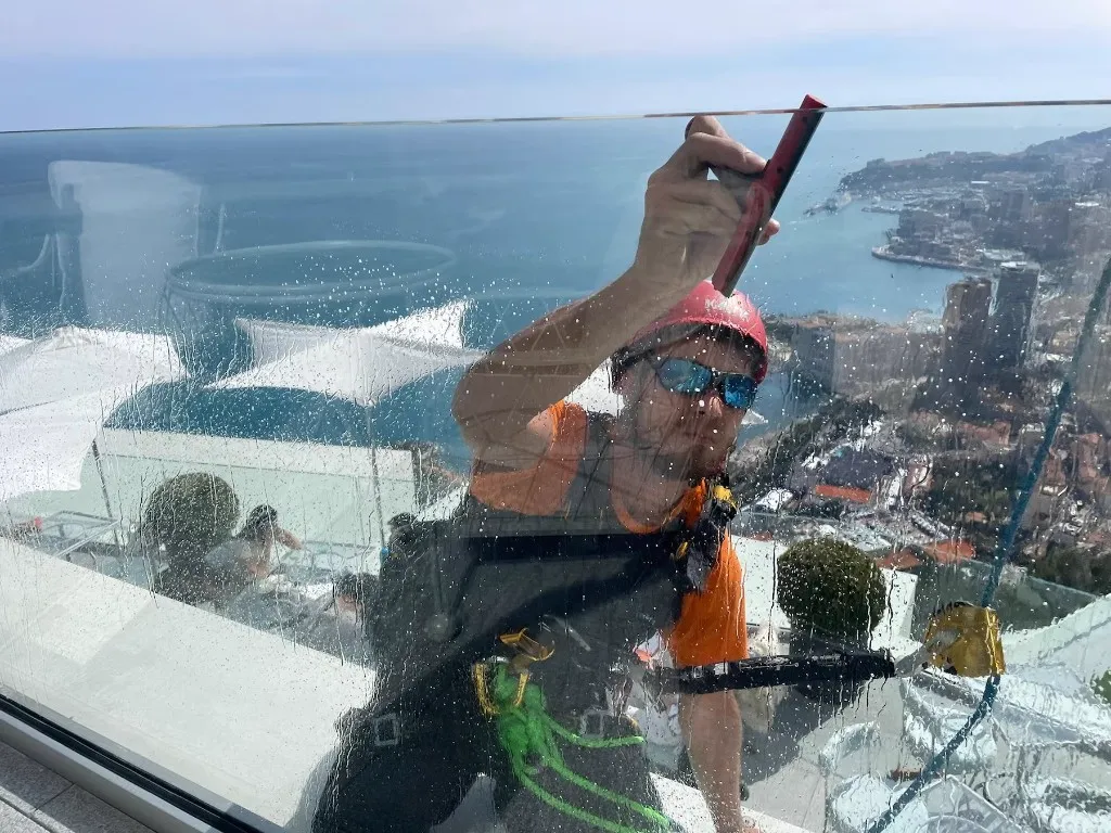 Film miroir sur garde-corps vitré, pose au harnais — Monaco, photo 2