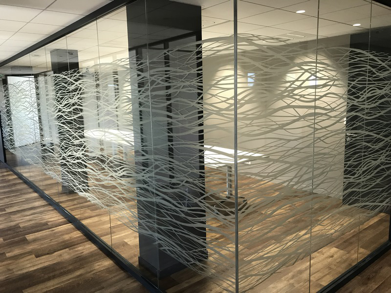 Film décoratif posé sur cloison vitrée de bureaux