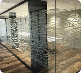 Film décoratif posé sur une cloison vitrée de bureau